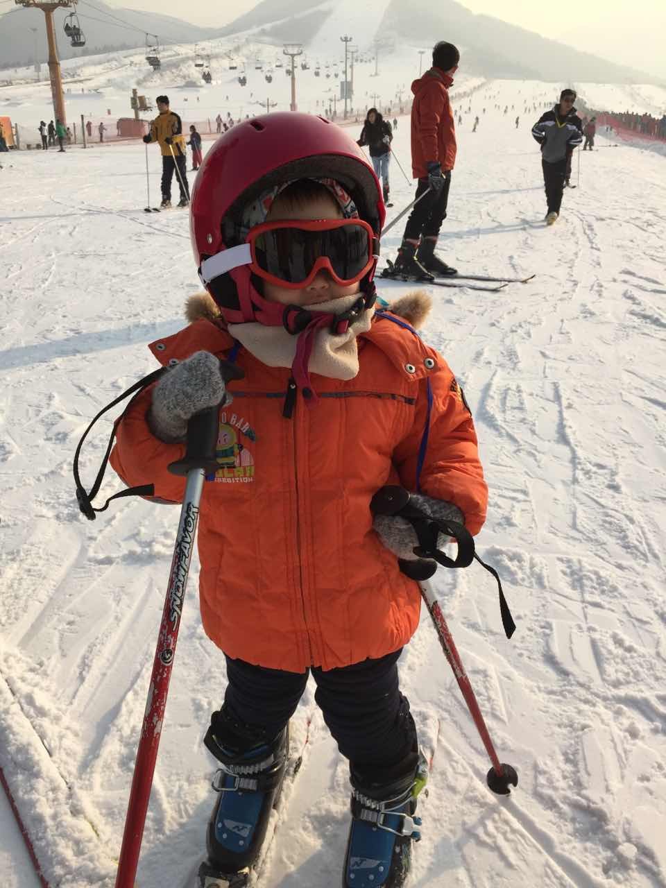 年幼的我第一次穿着滑雪装备站在雪场上